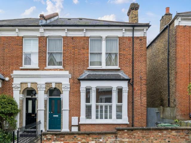 Flat for sale in Tulse Hill, Greater London