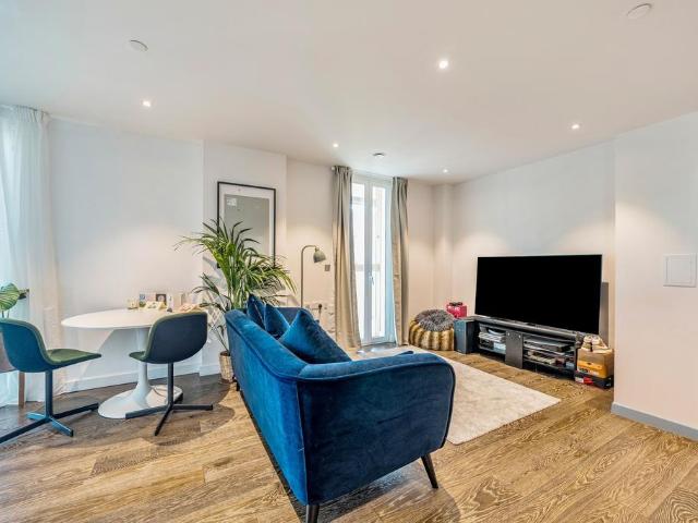 Flat for sale in Queen's Park, Greater London