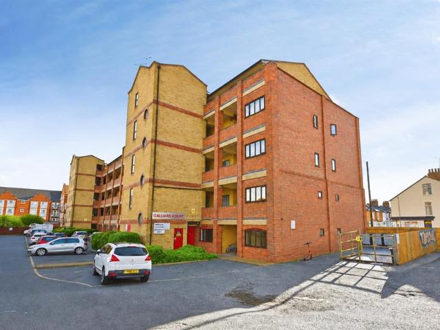Flat for sale in Phippsville, Northampton