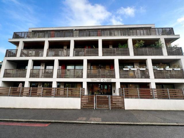 Flat for sale in London Borough of Lewisham, Ladywell