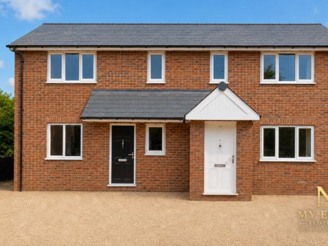 Flat for sale in Spring Park, Luton