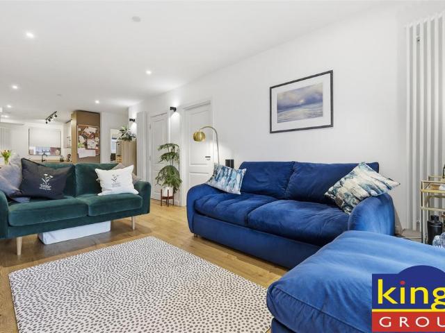 Flat for sale in Bromley-by-Bow, Poplar Grove