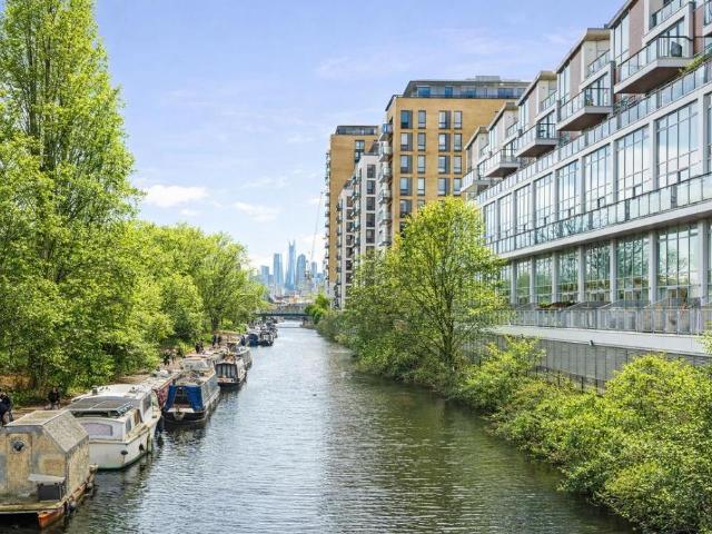 Flat for sale in Suttons Wharf, Mile End