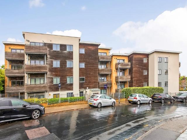 Flat for sale in Charlton, Greater London