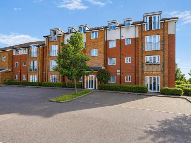 Flat for sale in Dunstable, Bedfordshire