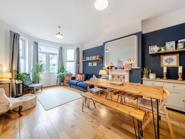 Flat for sale in Streatham, Greater London