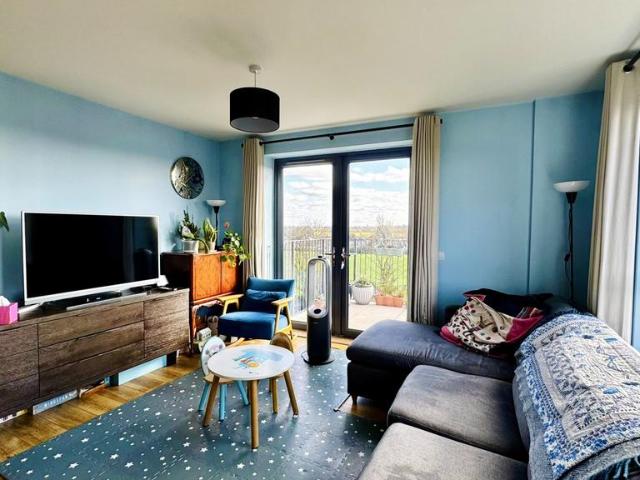 Flat for sale in London Borough of Ealing, Greater London