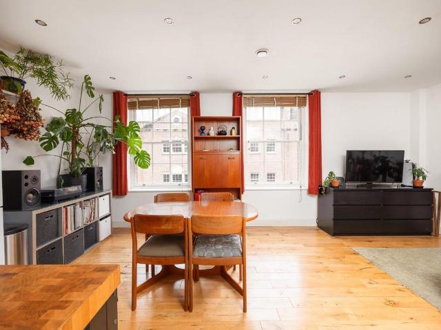 Flat for sale in Stokes Croft, Feckenham