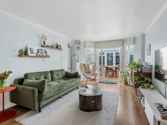 Flat for sale in Clapham, Greater London