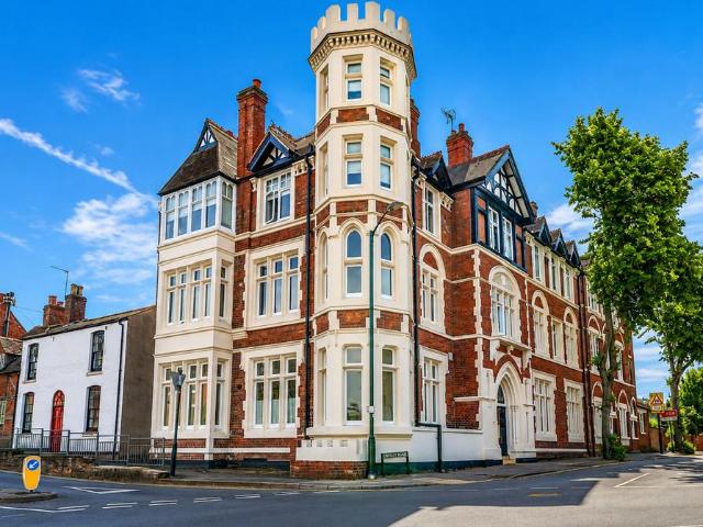 Flat for sale in Abbey End, Green Close