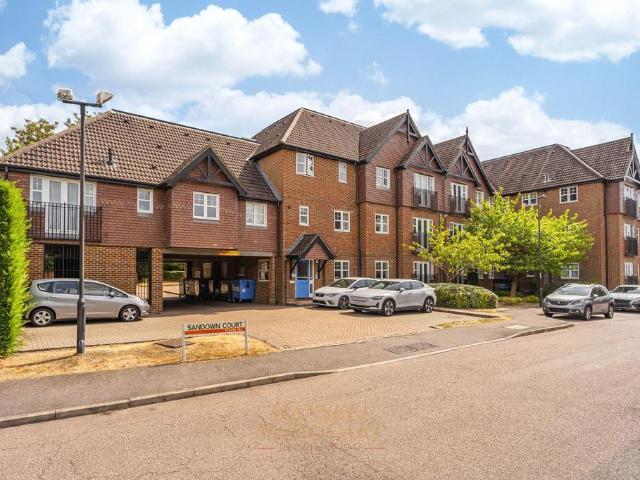 Flat for sale in Pound Hill, Crawley
