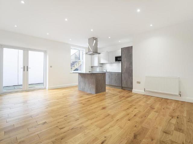 Flat for sale in London Borough of Ealing, Greater London