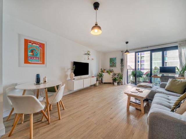 Flat for sale in Kennington, Greater London