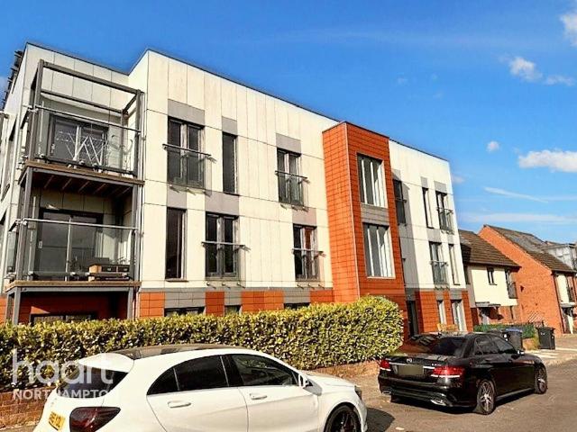 Flat for sale in Upton