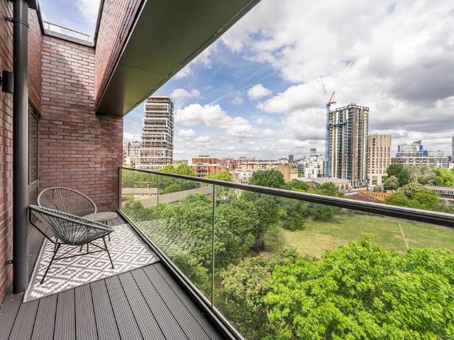 Flat for sale in Battersea, Greater London