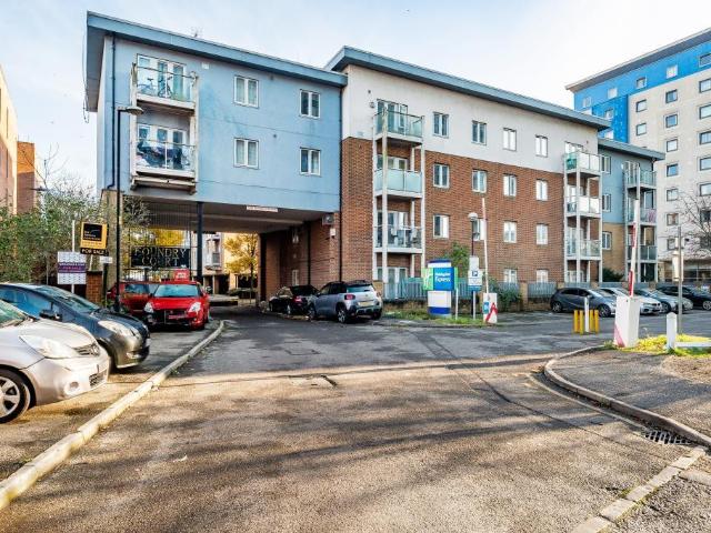 Flat for sale in Slough