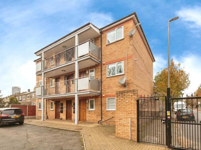 Flat for sale in Clapham Junction, Greater London