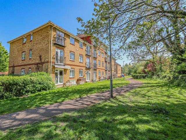 Flat for sale in Pouchen End, Hertfordshire
