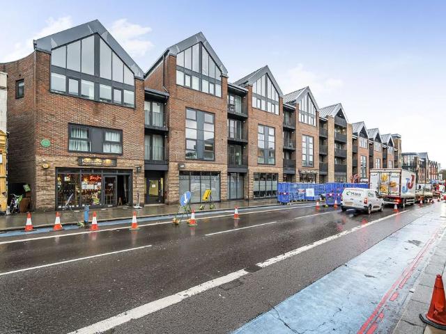 Flat for sale in Summerstown, Greater London