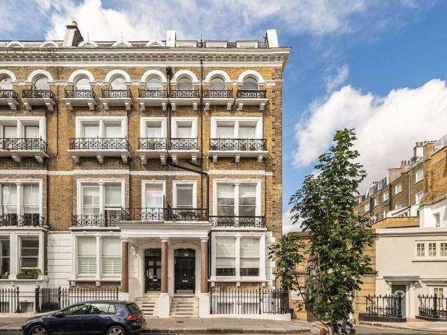 Flat for sale in Royal Borough of Kensington and Chelsea, Greater London