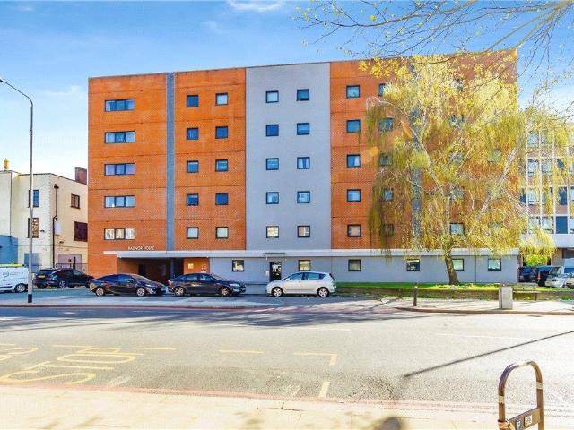 Flat for sale in London Borough of Croydon, Norbury