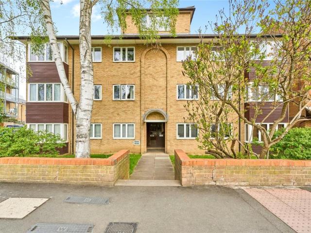 Flat for sale in New Malden, Greater London