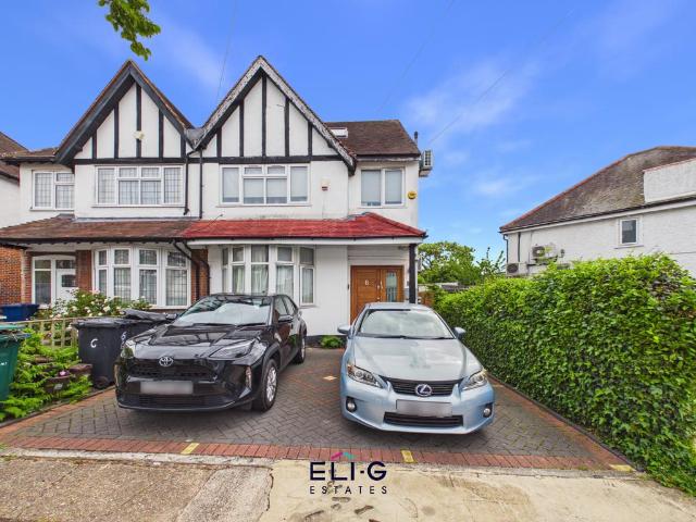 Flat for sale in Hendon, Greater London