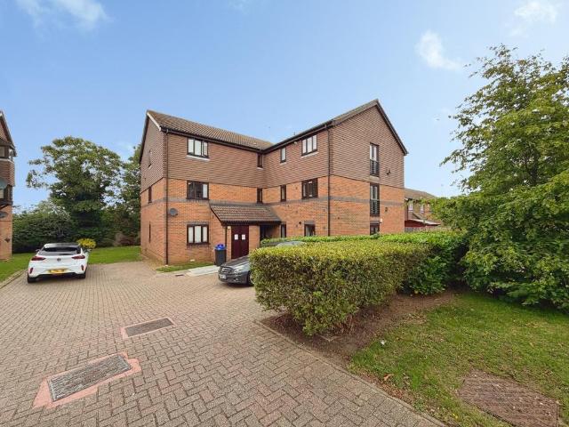 Flat for sale in Crayford, Greater London
