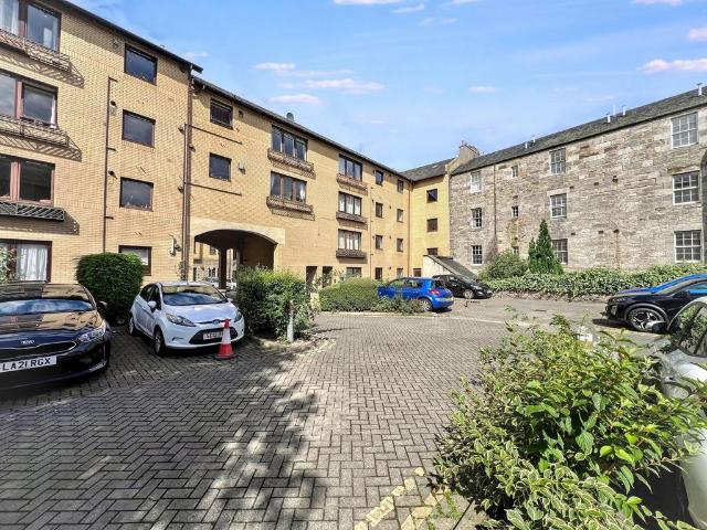 Flat for sale in Southside, Scotland