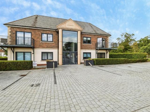 Flat for sale in Chigwell, Epping
