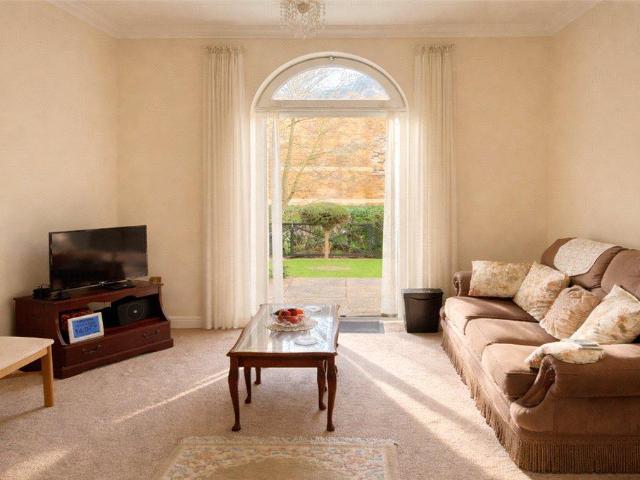 Flat for sale in Caterham on the Hill, Hillview