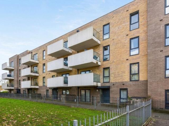 Flat for sale in Lane, Greater London