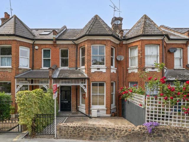 Flat for sale in Crouch End, Greater London