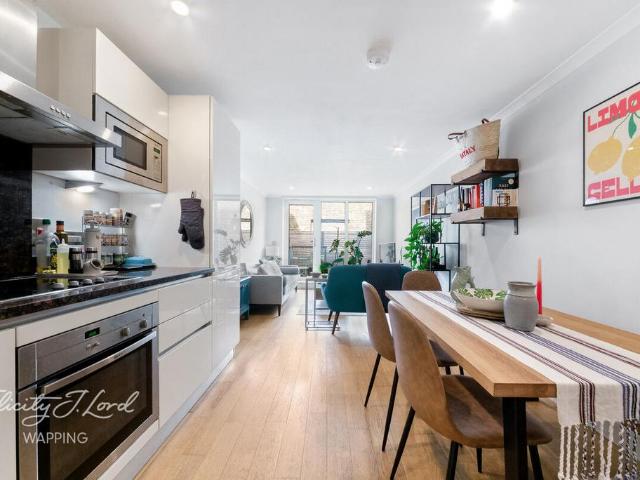 Flat for sale in Stepney, Greater London