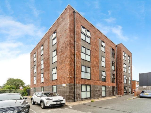 Flat for sale in Richmond Hill, West Yorkshire