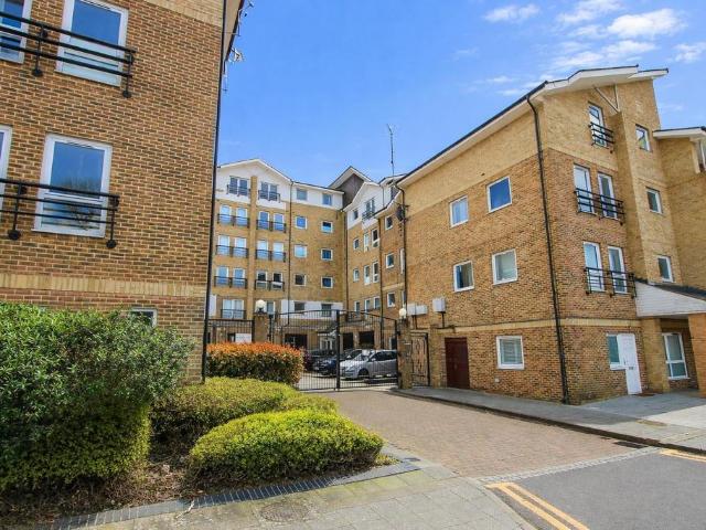 Flat for sale in Wallington, Greater London