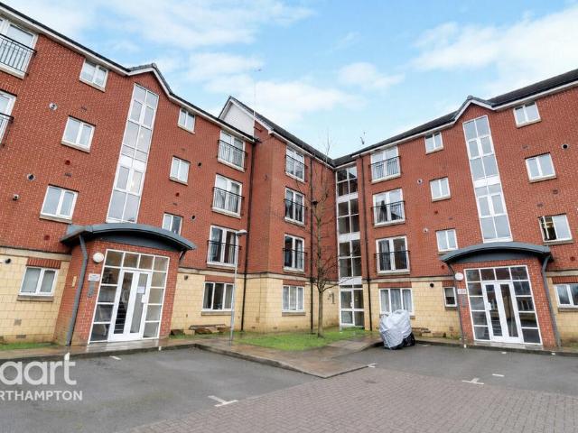 Flat for sale in Northampton, Northamptonshire