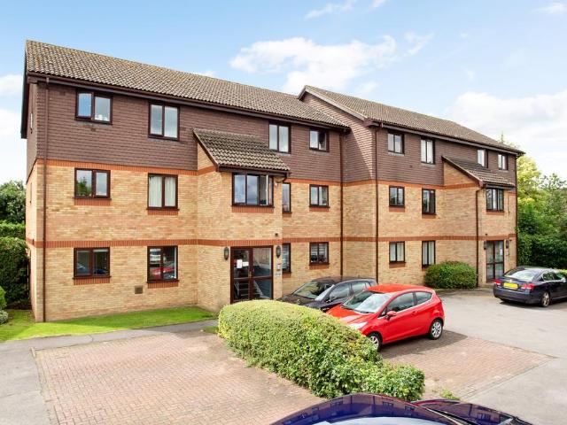 Flat for sale in Southlea, Datchet