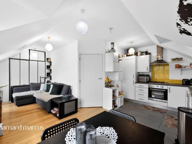 Flat for sale in London Borough of Hounslow, Hanworth