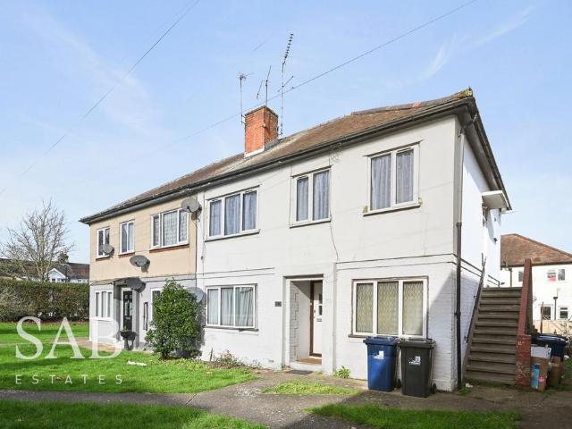 Flat for sale in London Borough of Ealing, Greenford