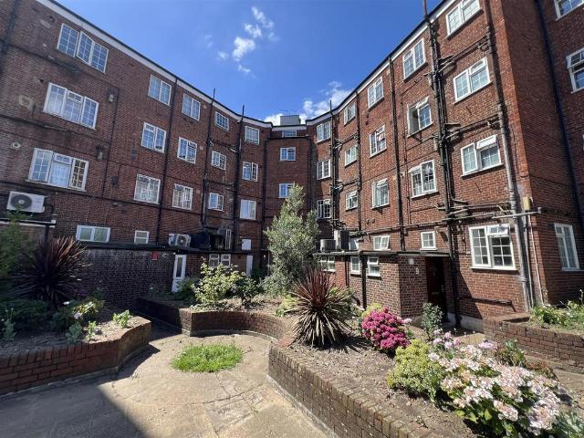 Flat for sale in London Borough of Hounslow, Heston