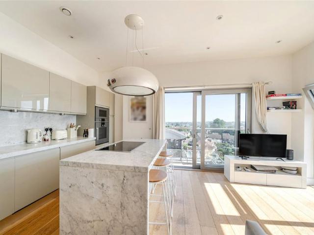 Flat for sale in Elmers End, Greater London