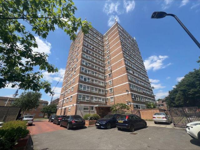 Flat for sale in London Borough of Ealing, Greenford
