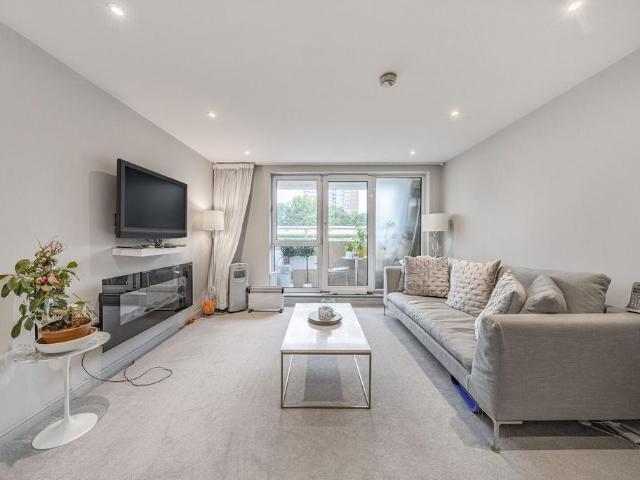 Flat for sale in Battersea, Greater London
