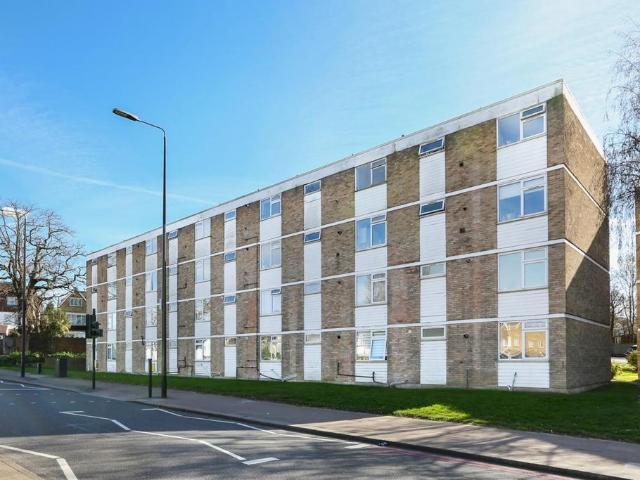 Flat for sale in Middle Park, Greater London