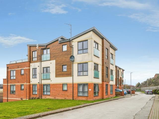 Flat for sale in Churwell, West Yorkshire