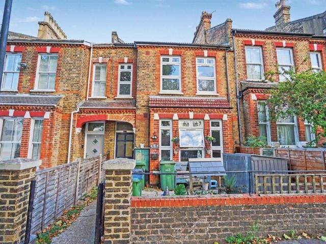 Flat for sale in Glyndon, Greater London