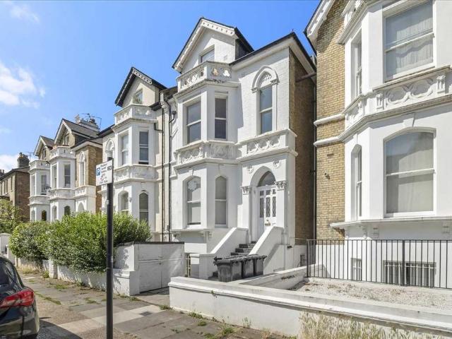 Flat for sale in London Borough of Hounslow, Strand
