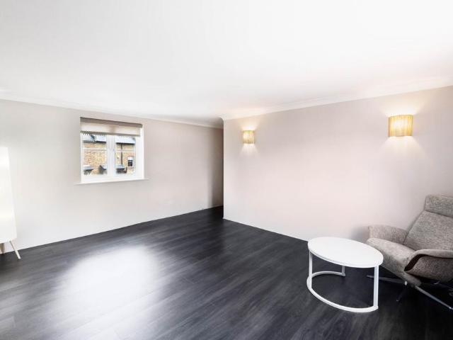 Flat for sale in Surbiton, Greater London