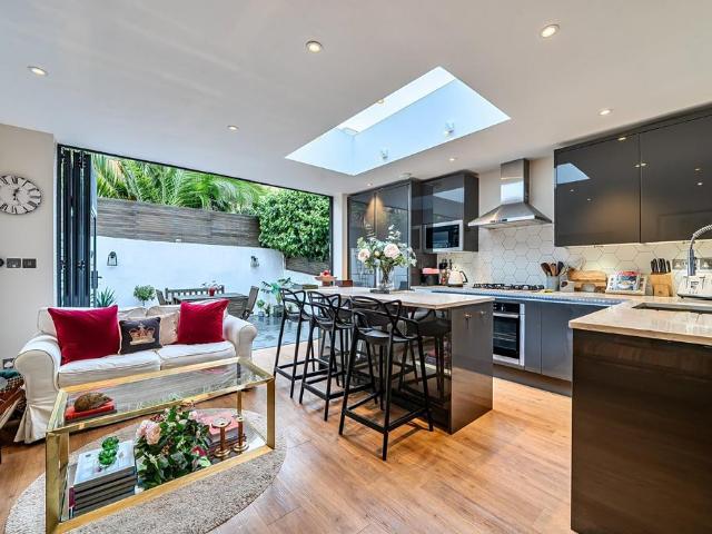 Flat for sale in Fulham, Walham Green